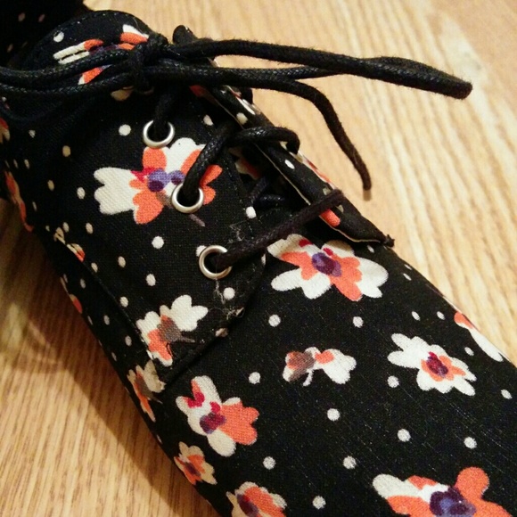 SOLD NWOT Floral Oxford Flats - Picture 3 of 4
