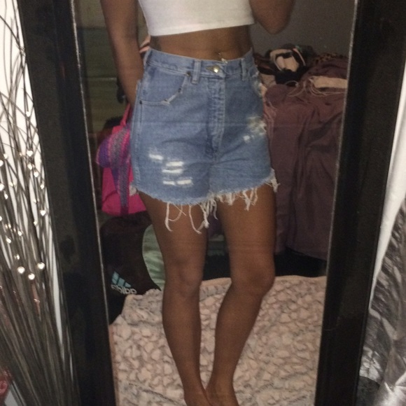 Wrangler high waisted distressed shorts 😍
