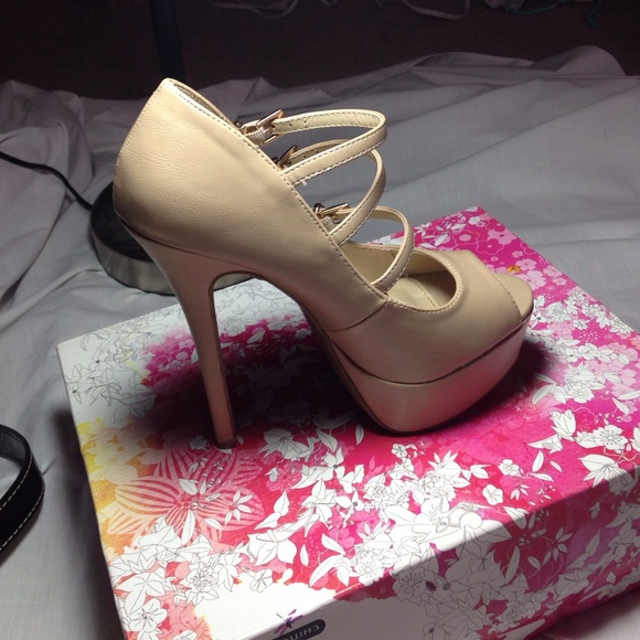 Size 6 nude scrappy platform heels