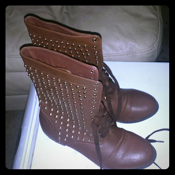 American eagle Brown combat boots with gold studs