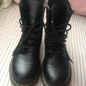 Dr. Martens 8 Eyelet 1460 Black Smooth