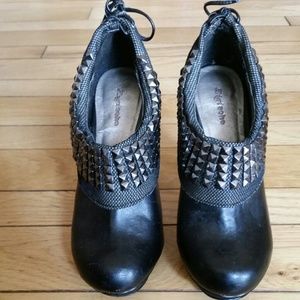 Zigi Soho Black ankle booties with studs on them