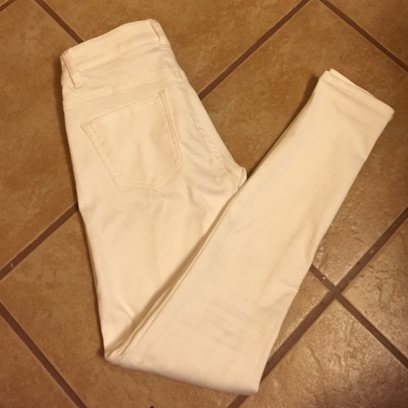 Delia's white skinny jeans