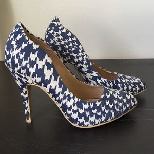 Blue & White Pointy-toe pumps