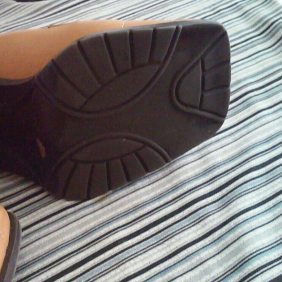 Shoes - Picture 2 of 4