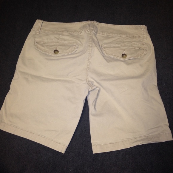 AEO Khaki Shorts - Picture 2 of 4