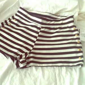 😍B&W Stripped High waisted Shorts😍