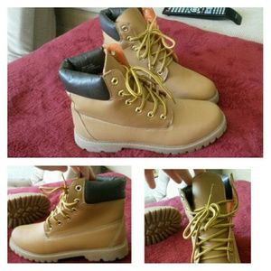 Size 8 trendy "work boot"