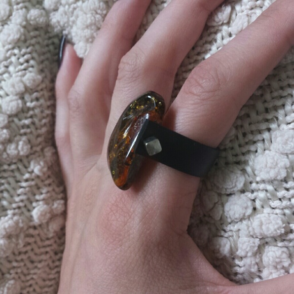 Modern amber ring - Picture 2 of 3