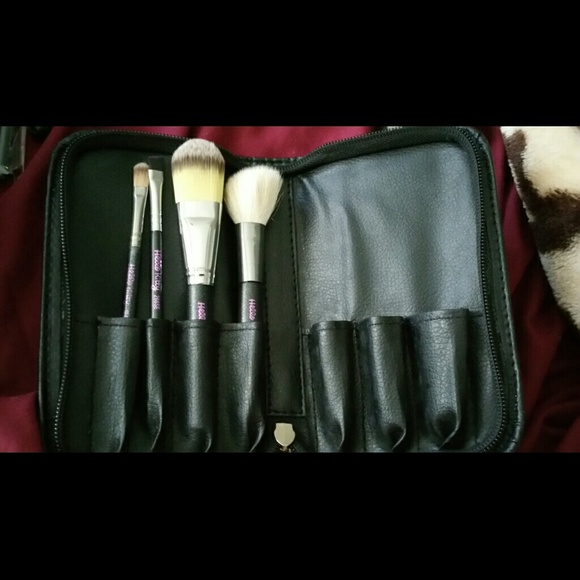 MAC HELLO KITTY 4 PC BRUSH SET W/CASE - Picture 2 of 4