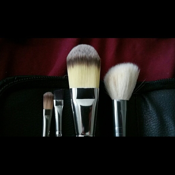 MAC HELLO KITTY 4 PC BRUSH SET W/CASE - Picture 3 of 4