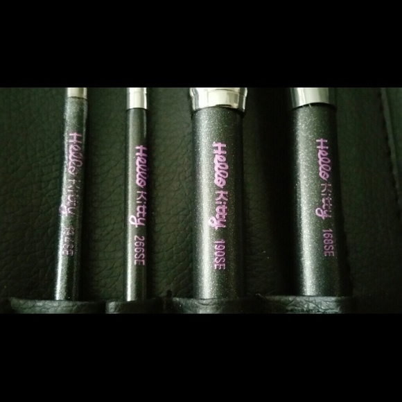 MAC HELLO KITTY 4 PC BRUSH SET W/CASE - Picture 4 of 4