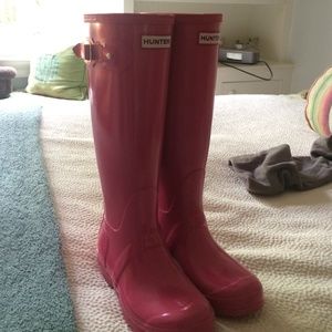 Pink hunter glossed rain boots