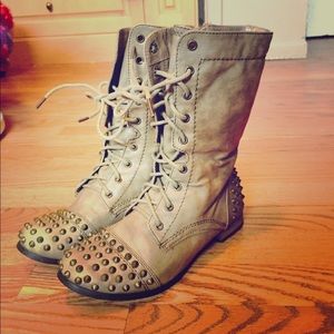 Buckle combat boots