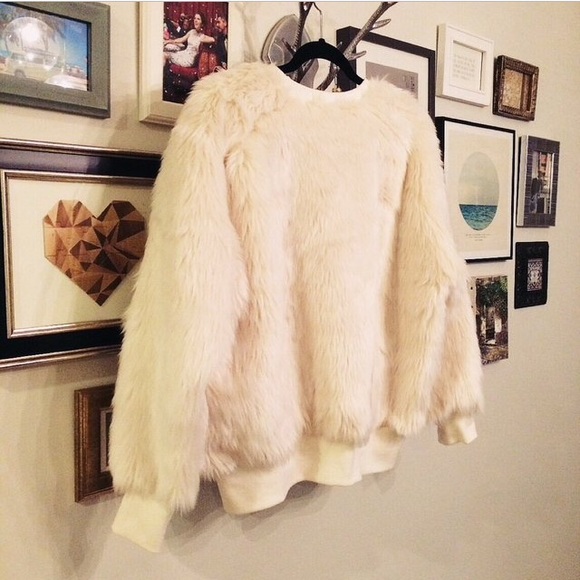 👋🏼(SOLD) Sweet Furry Sweater - Picture 2 of 3