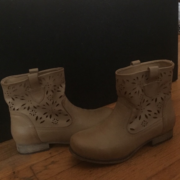 Tan MIA booties - Picture 2 of 3