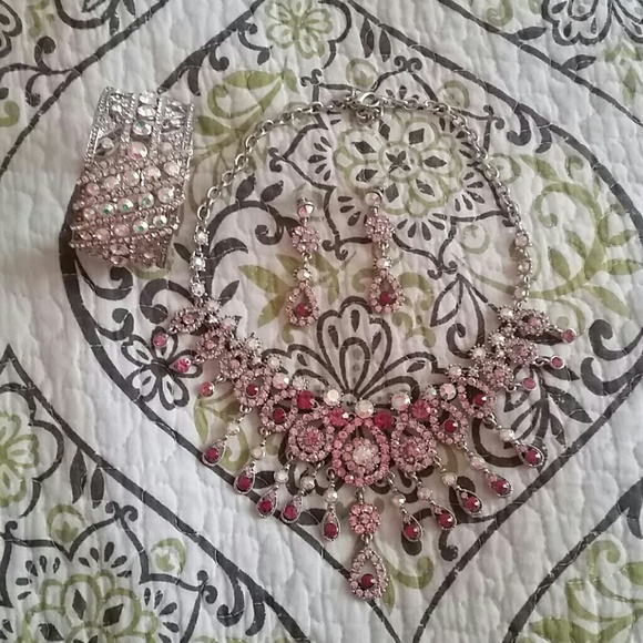 Neclace, Earring & Bracelet Set