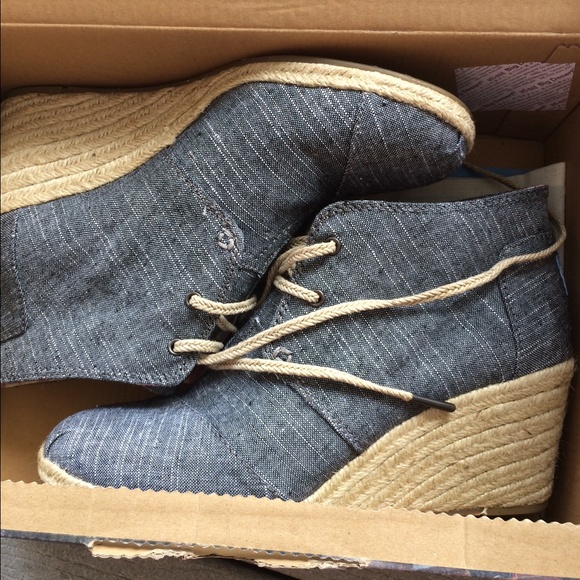NWT 8.5 toms wedges