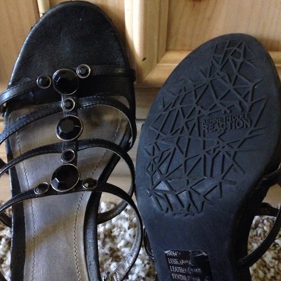 KENNETH COLE LEATHER SANDALS WITH BLACK STONE TRIM