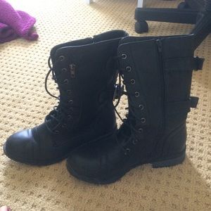 Women's size 8 black combat boots.