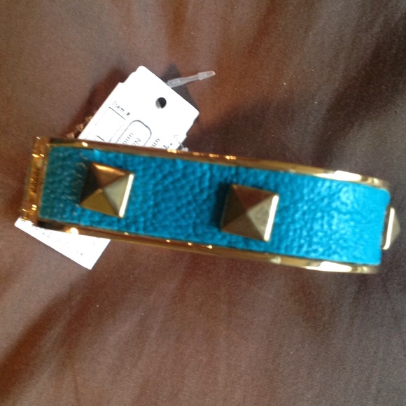 YOUR SQUARE STUDDED FEMALE POWERED BRACELET - Picture 3 of 4