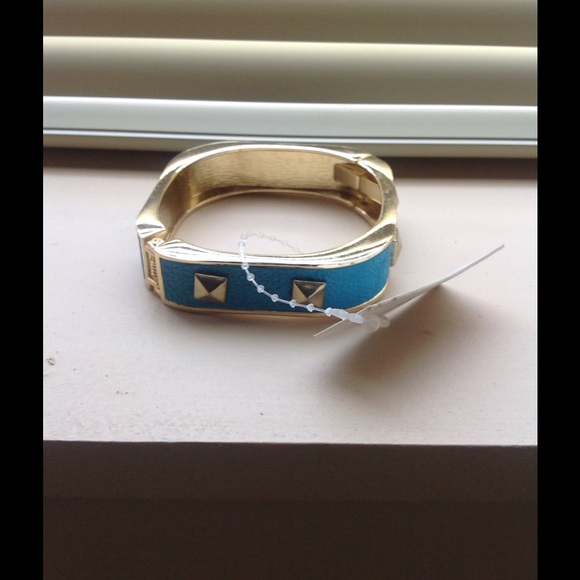 YOUR SQUARE STUDDED FEMALE POWERED BRACELET - Picture 4 of 4