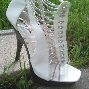 (Price reflects condition)***White Heel Booties***