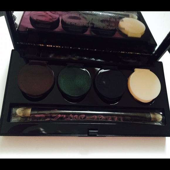 Make Up forever Black Tango Palette - Picture 2 of 3