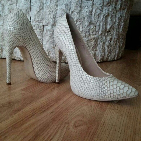 ANDREA NWT snakeskin nude pumps