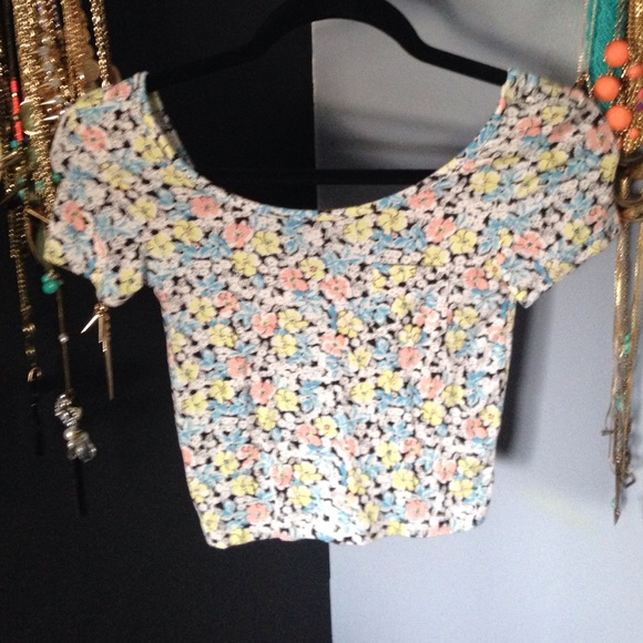 Nollie Tops - 🌸pacsun🌸 floral print crop top