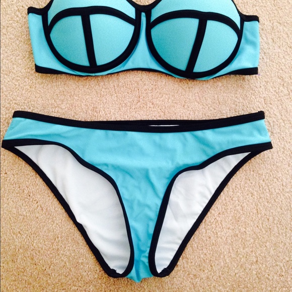 Blue bikini - Picture 1 of 3