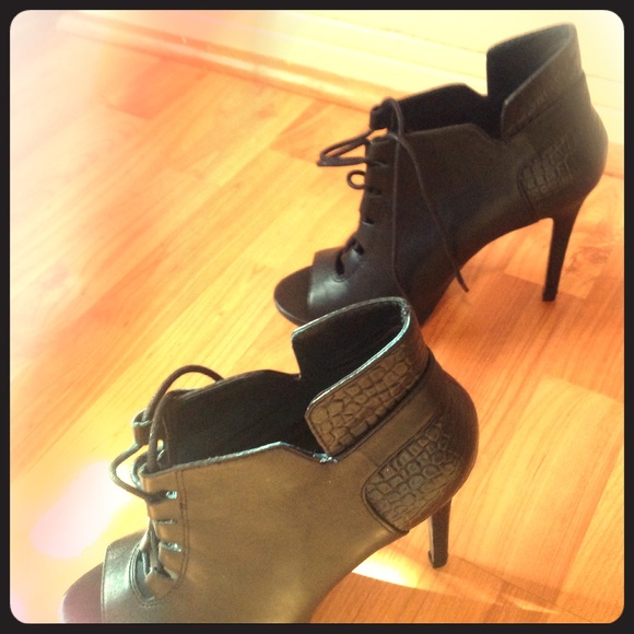 Pour la Victoire Shoes - SOLD HP 🎊👠🎉NEW Pour La Victoire booties, 9🎉