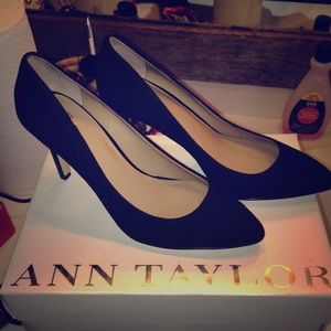 Ann Taylor Kenzie suede pump