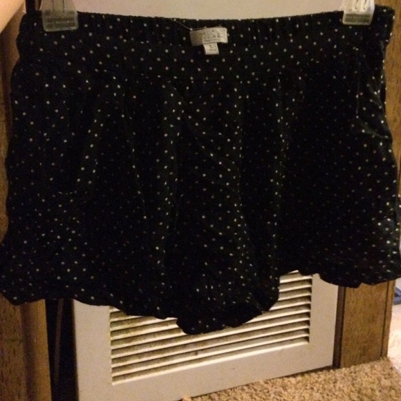 Black &a white Polk-a-dot flowy shorts w/ pockets - Picture 1 of 2