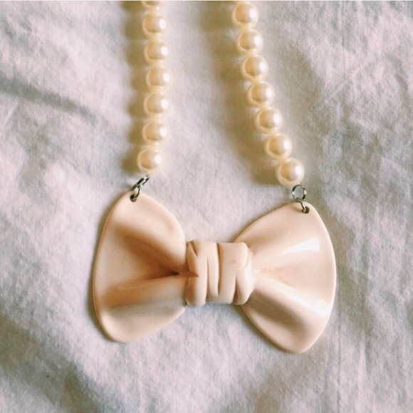 Cute Bow/Pearl Necklace from Modcloth - Picture 2 of 2