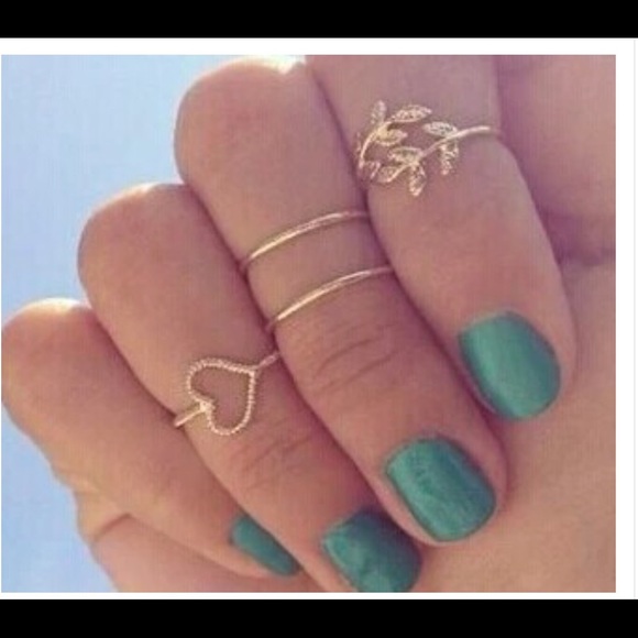 🚫sold in bundle🚫Gold medi ring set! 💍