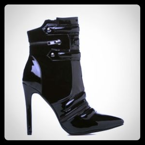 New "Trinity" Black Size 8 w Zipper Accents