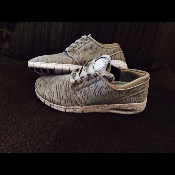 Size 7 men / 8.5 woman