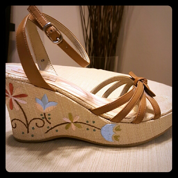 Tan wedges with flower embroidery
