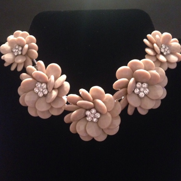 Jewelry - On SALE Today only!!Tan Flower Necklace