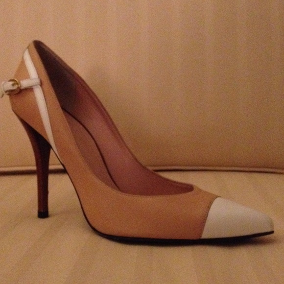 stuart weitzman wide shoes