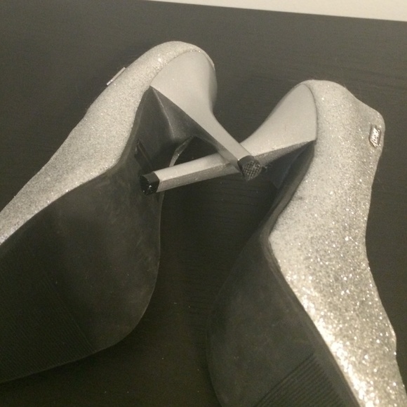 Pointed Toe Pumps - Picture 2 of 3