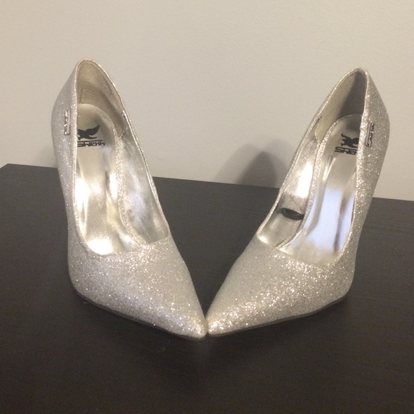 Pointed Toe Pumps - Picture 3 of 3