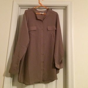 Old Navy button down light flowy top. Never worn.