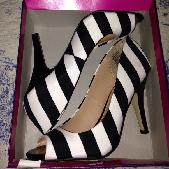 Fioni black and white peep toe heels😍