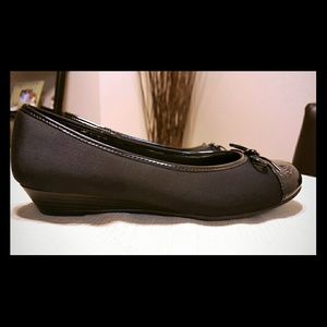 Black flats, patent leather toe with bow