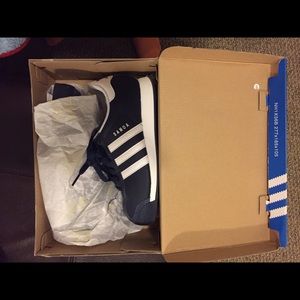 NAVY BLUE AND WHITE SAMOA ADIDAS SIZE 4