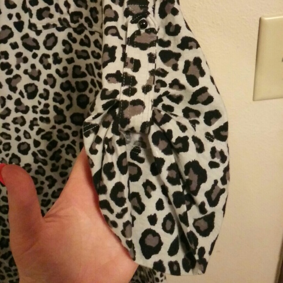 🚫🚫Sold🚫🚫Woman's cheetah print tunic shirt - Picture 2 of 3