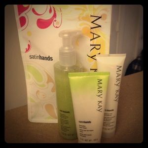 Mary Kay Satin Hands Set for tbeim