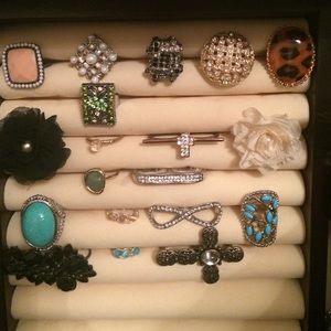 Costume jewelry rings😍😍 Bundle for discounts!!